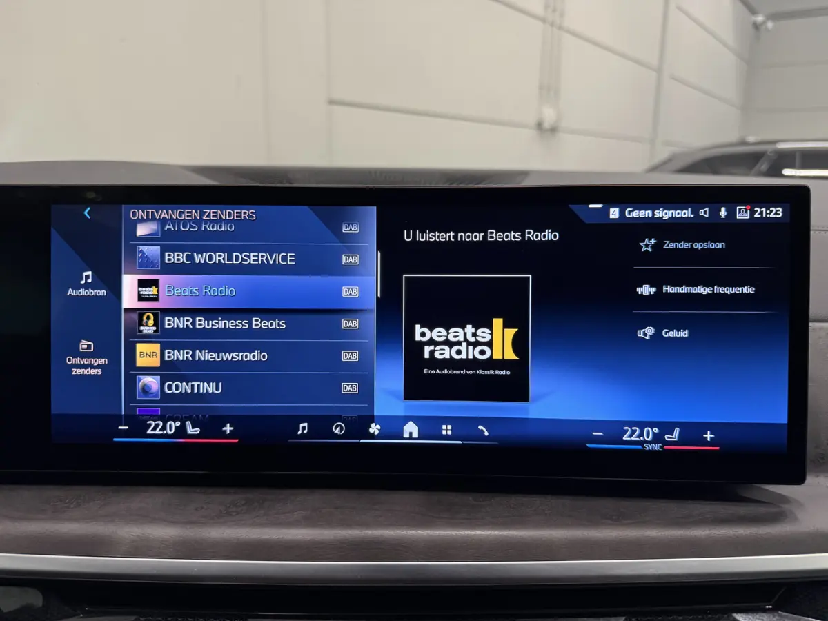xDrive50e M-Sport SKYSCRAPER/PANO-SKY LOUNGE/TREKHAAK/MERINO LEER COMFORT/LUCHTVERING/H&K/20"M-SPORT/KEYLESS/CAMERA/SHADOW-LINE/NET OH BEURT GEHAD BIJ BMW DEALER/ABSOLUTE NIEUWSTAAT/BTW-AUTO