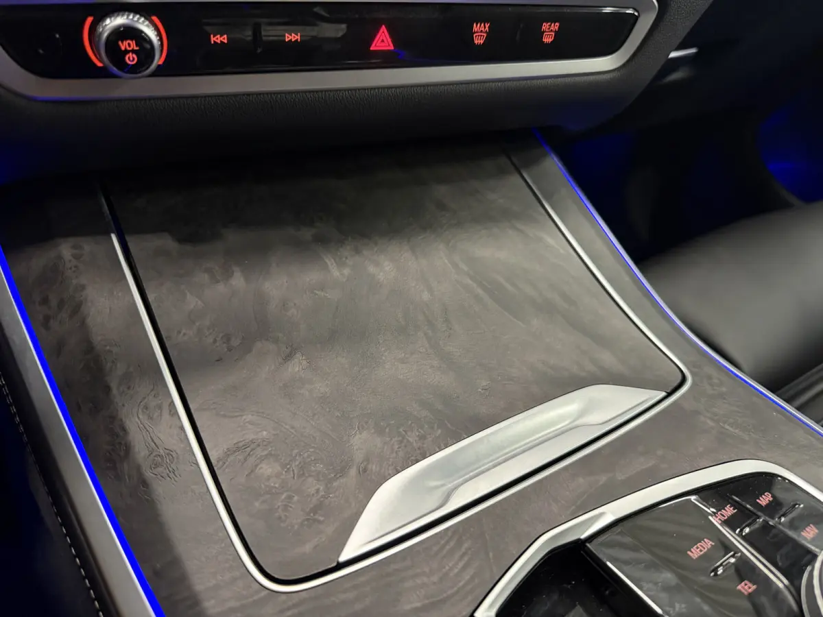 xDrive50e M-Sport SKYSCRAPER/PANO-SKY LOUNGE/TREKHAAK/MERINO LEER COMFORT/LUCHTVERING/H&K/20"M-SPORT/KEYLESS/CAMERA/SHADOW-LINE/NET OH BEURT GEHAD BIJ BMW DEALER/ABSOLUTE NIEUWSTAAT/BTW-AUTO
