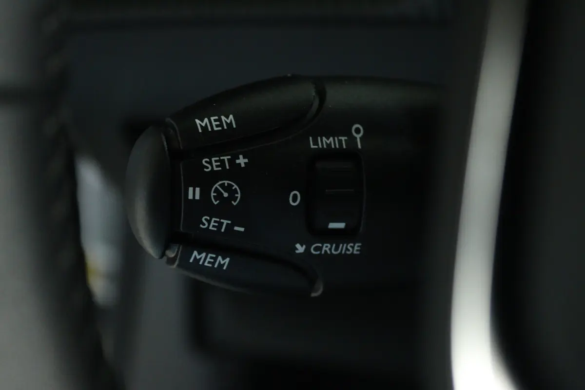 1.2 Turbo Allure | Cruise Control | Trekhaak | Navigatie | Carplay | 17 Inch | Climate Control | LED | Sensoren