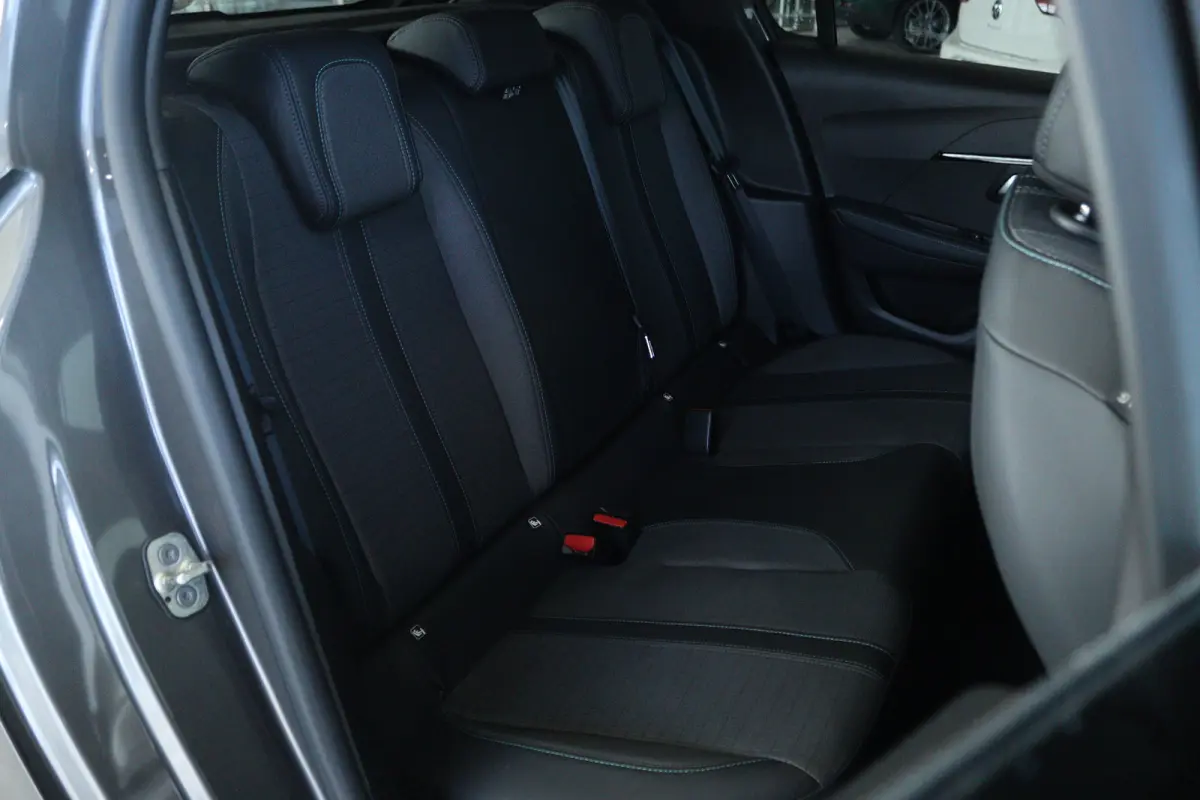 1.2 Turbo Allure | Cruise Control | Navigatie | Climate | Carplay | Sensoren | LMV | LED |