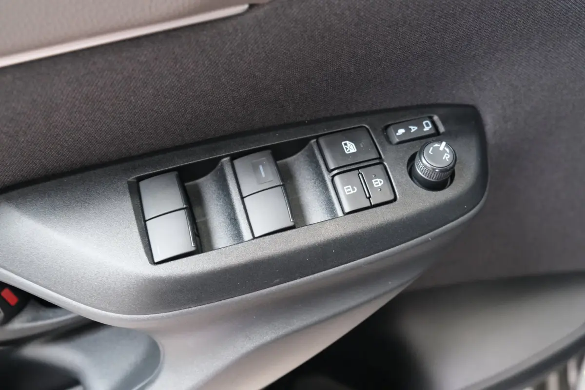 1.5 Hybrid 130 GR SPORT - Airco, Cruise, Virtual display, Camera, Stoel/stuur verwarming, PDC, Navi.