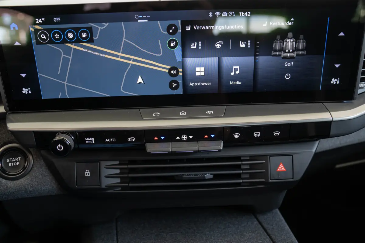 1.6 Turbo Plug-in-Hybrid GS | Tot 8 Jaar Garantie | Lederen bekleding | Trekhaak | Panoramadak | 20 Inch velgen | Stoel & Stuuverwarming | 7.4 KW Lader | Focal Audio |