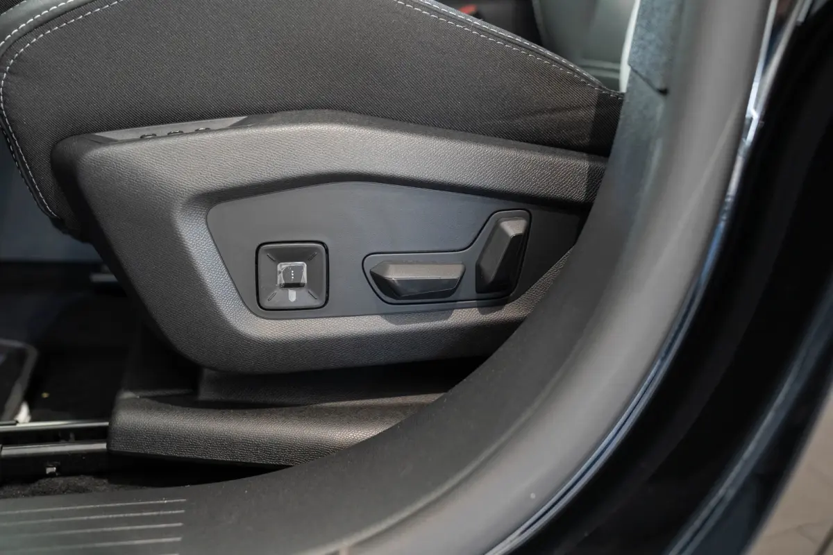 1.6 Turbo Plug-in-Hybrid GS | Tot 8 Jaar Garantie | Lederen bekleding | Trekhaak | Panoramadak | 20 Inch velgen | Stoel & Stuuverwarming | 7.4 KW Lader | Focal Audio |