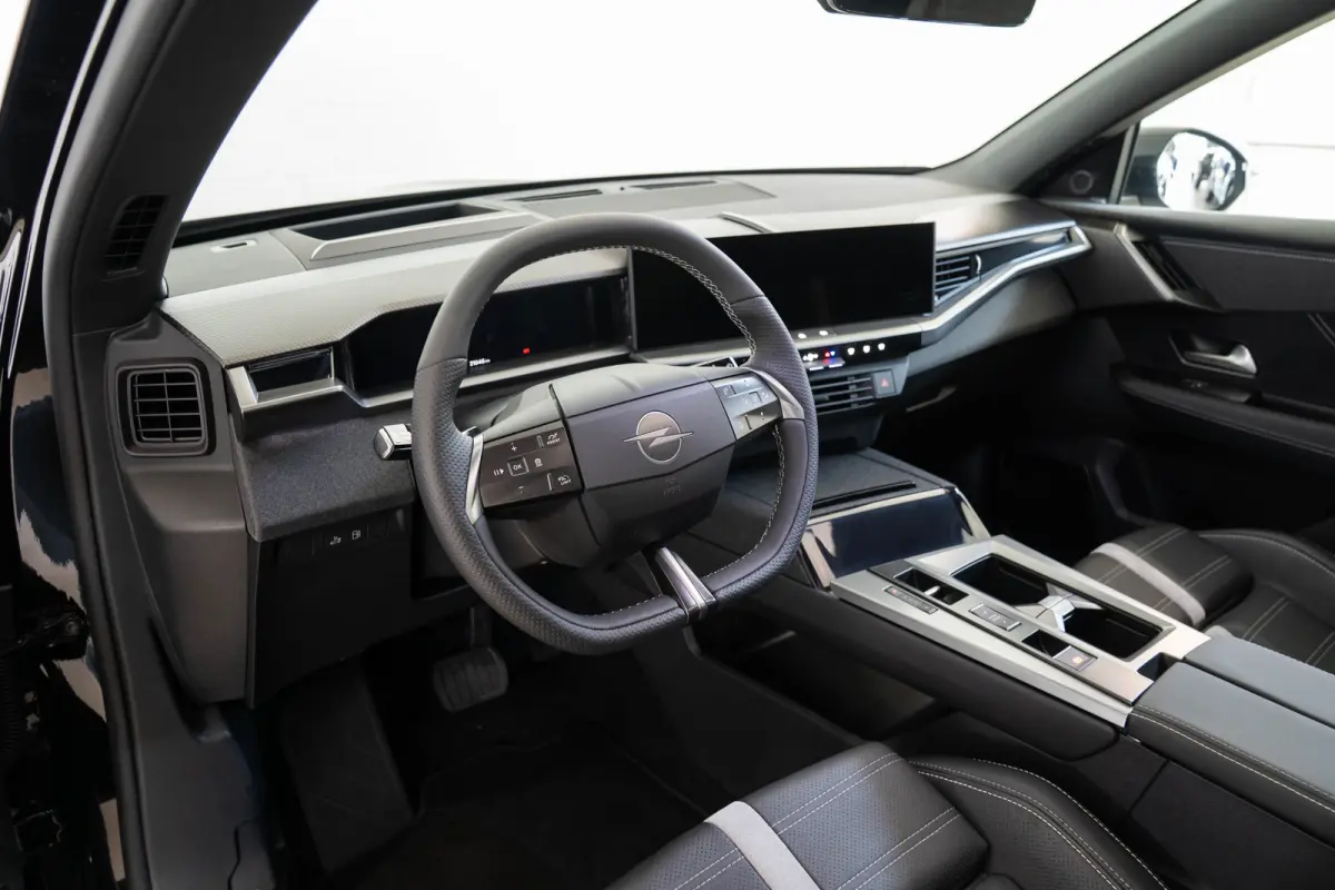 1.6 Turbo Plug-in-Hybrid GS | Tot 8 Jaar Garantie | Lederen bekleding | Trekhaak | Panoramadak | 20 Inch velgen | Stoel & Stuuverwarming | 7.4 KW Lader | Focal Audio |