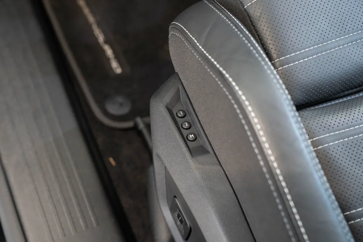 1.6 Turbo Plug-in-Hybrid GS | Tot 8 Jaar Garantie | Lederen bekleding | Trekhaak | Panoramadak | 20 Inch velgen | Stoel & Stuuverwarming | 7.4 KW Lader | Focal Audio |