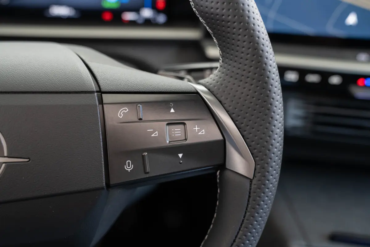 1.6 Turbo Plug-in-Hybrid GS | Tot 8 Jaar Garantie | Lederen bekleding | Trekhaak | Panoramadak | 20 Inch velgen | Stoel & Stuuverwarming | 7.4 KW Lader | Focal Audio |