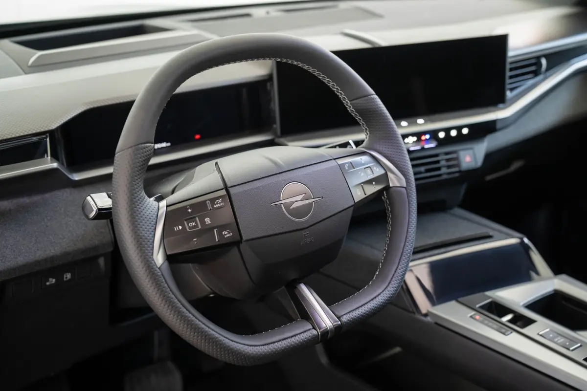 1.6 Turbo Plug-in-Hybrid GS | Tot 8 Jaar Garantie | Lederen bekleding | Trekhaak | Panoramadak | 20 Inch velgen | Stoel & Stuuverwarming | 7.4 KW Lader | Focal Audio |