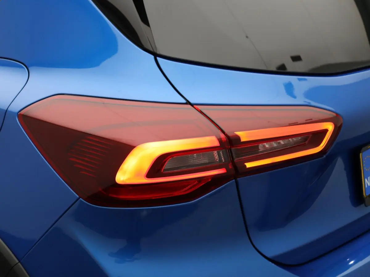 1.0 EcoBoost Hybrid Active Style | Cruise Control | Climate Control | Navigatie systeem | Apple Carplay & Android Auto | Stuurverwarming | Stoelverwarming | Achteruitrijcamera | Trekhaak |