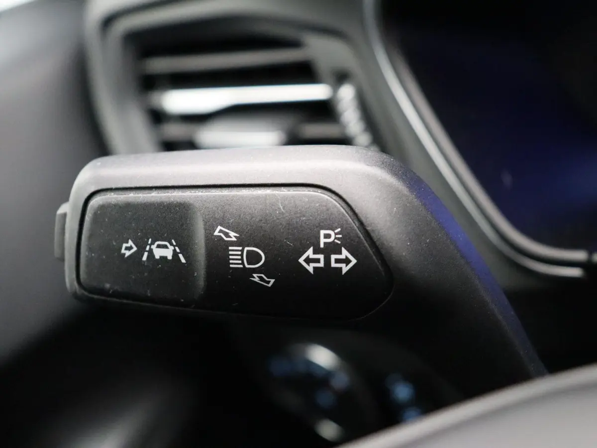 1.0 EcoBoost Hybrid Active Style | Cruise Control | Climate Control | Navigatie systeem | Apple Carplay & Android Auto | Stuurverwarming | Stoelverwarming | Achteruitrijcamera | Trekhaak |