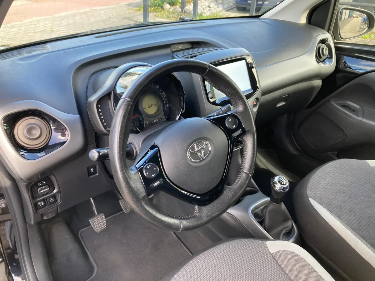 1.0 VVT-i X-Play | 2021 | Achteruitrijcamera | Multimedia | Airco