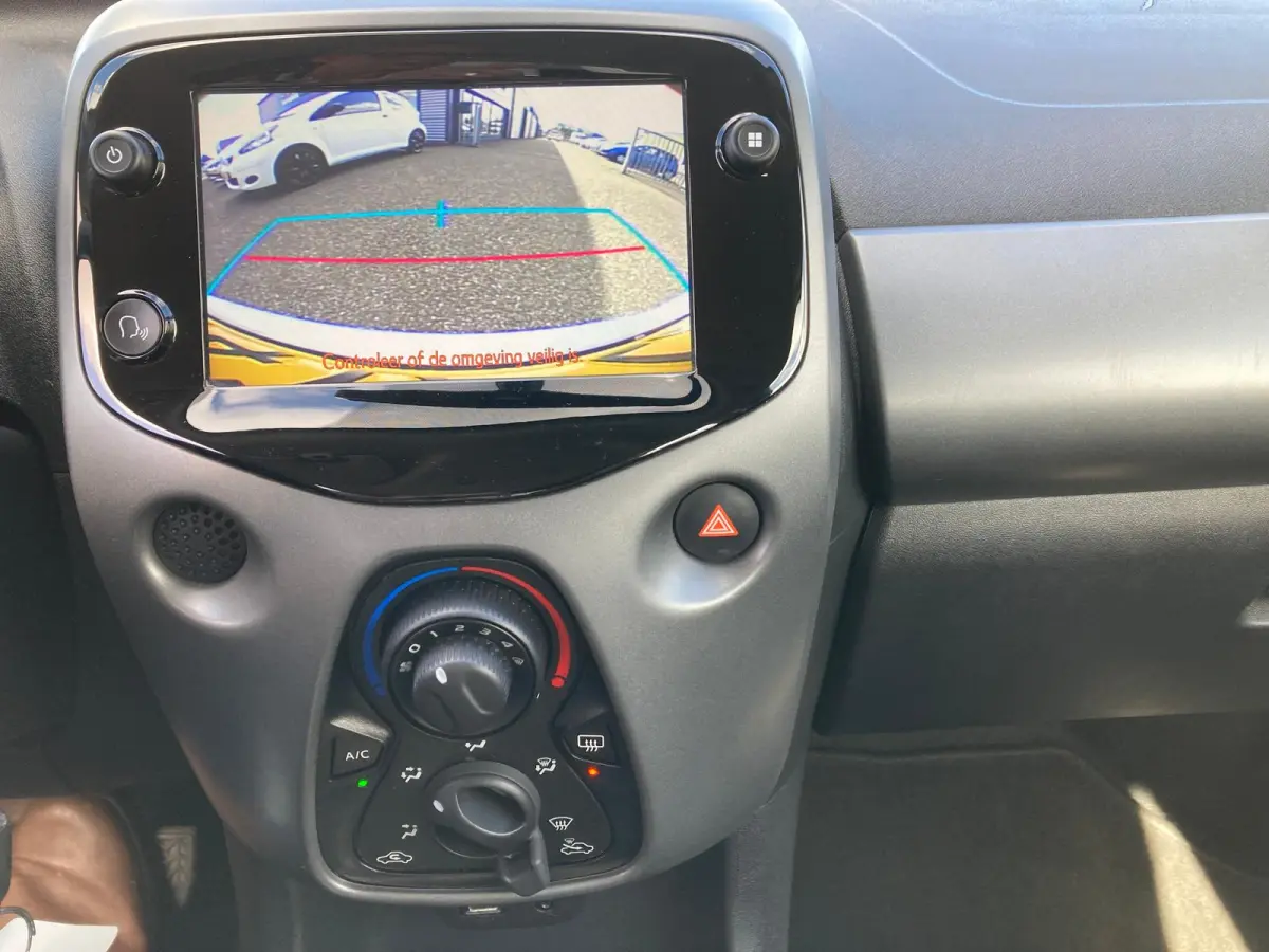 1.0 VVT-i X-Play | 2021 | Achteruitrijcamera | Multimedia | Airco