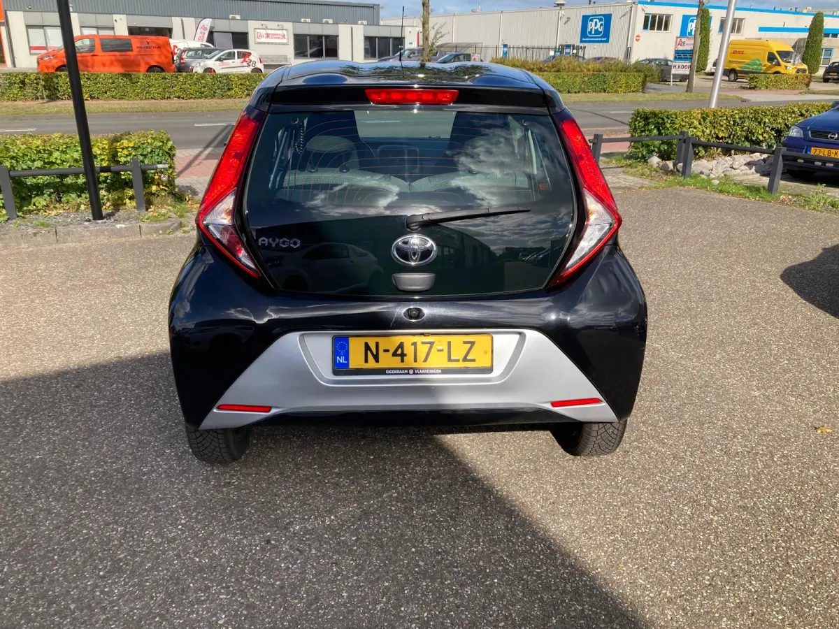 1.0 VVT-i X-Play | 2021 | Achteruitrijcamera | Multimedia | Airco