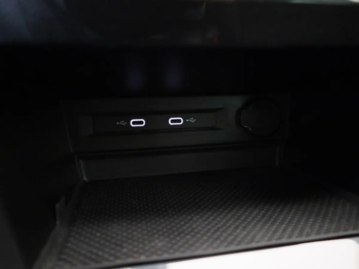 1.5 TSI Elegance 150 PK| Dealeronderhouden | Trekhaak | Navigatie | Achteruitrijcamera | Climatronic ( 3 zones ) | Parkeersensoren + Assistent | Achterklep Elektrisch