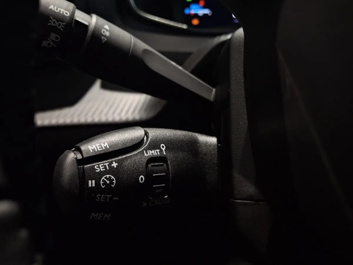 1.2 PureTech 100 Allure | Navigatie | Climate control | Apple Carplay/Android Auto