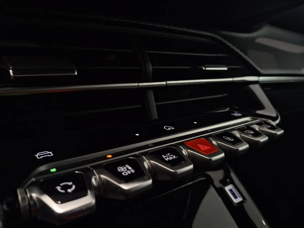 1.2 PureTech 100 Allure | Navigatie | Climate control | Apple Carplay/Android Auto