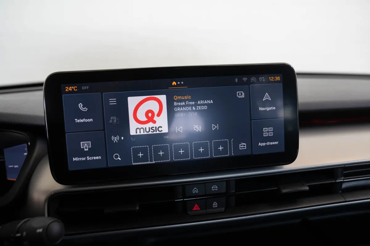 1.2 e-Hybrid Summit | Stoel & Stuurverwarming | Camera | Navigatie | Parkeersensoren | Apple Carplay & Android Auto |