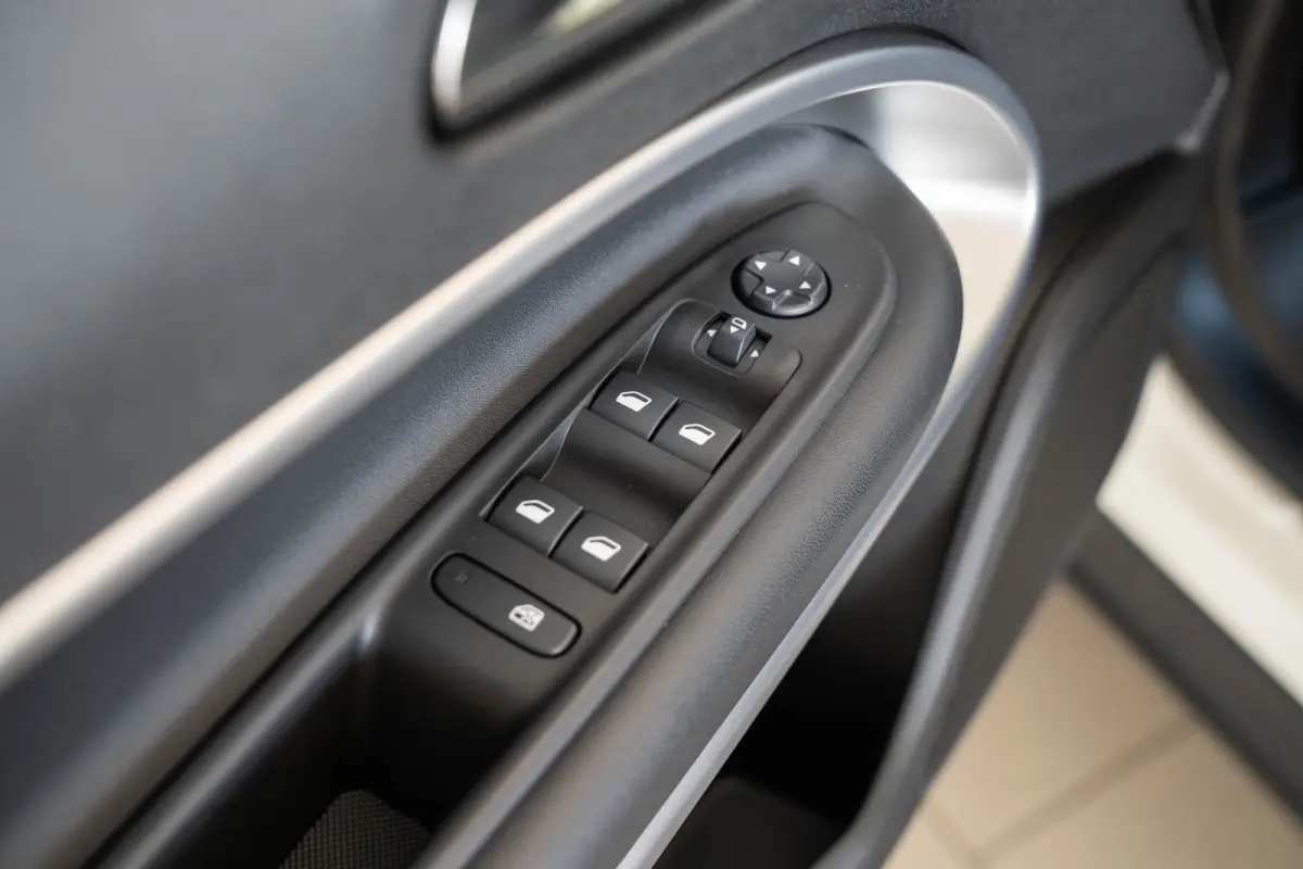 1.2 e-Hybrid Summit | Stoel & Stuurverwarming | Camera | Navigatie | Parkeersensoren | Apple Carplay & Android Auto |