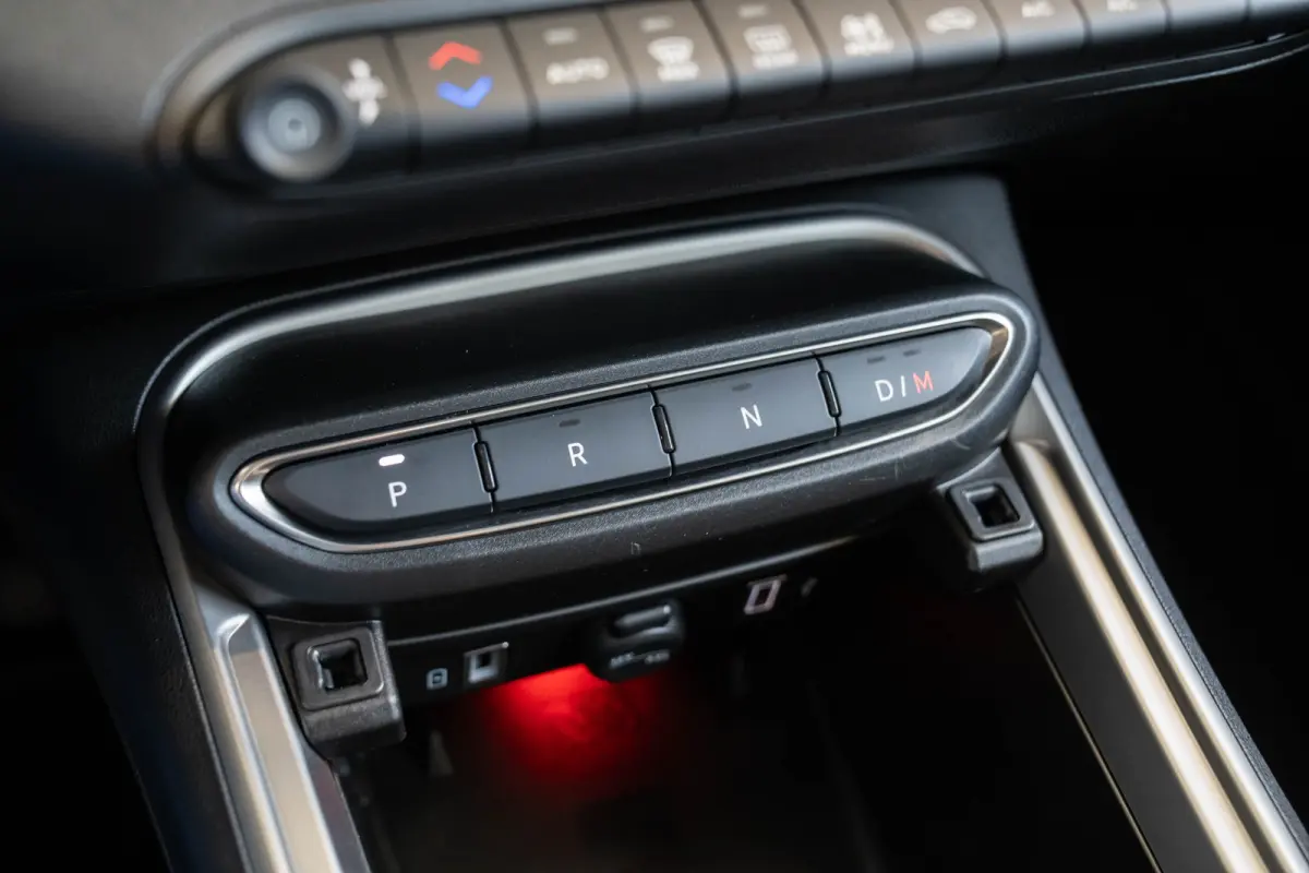 1.2 e-Hybrid Summit | Stoel & Stuurverwarming | Camera | Navigatie | Parkeersensoren | Apple Carplay & Android Auto |