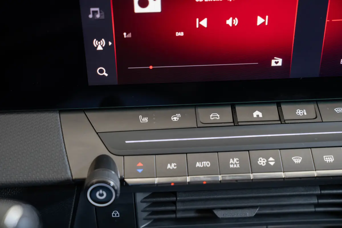 1.6 Turbo Plug-In Hybrid Ultimate | Schuif-Kanteldak | Head-Up | Stoel & Stuurverwarming | Camera | Climate Controle | Navigatie | Inductief laden |