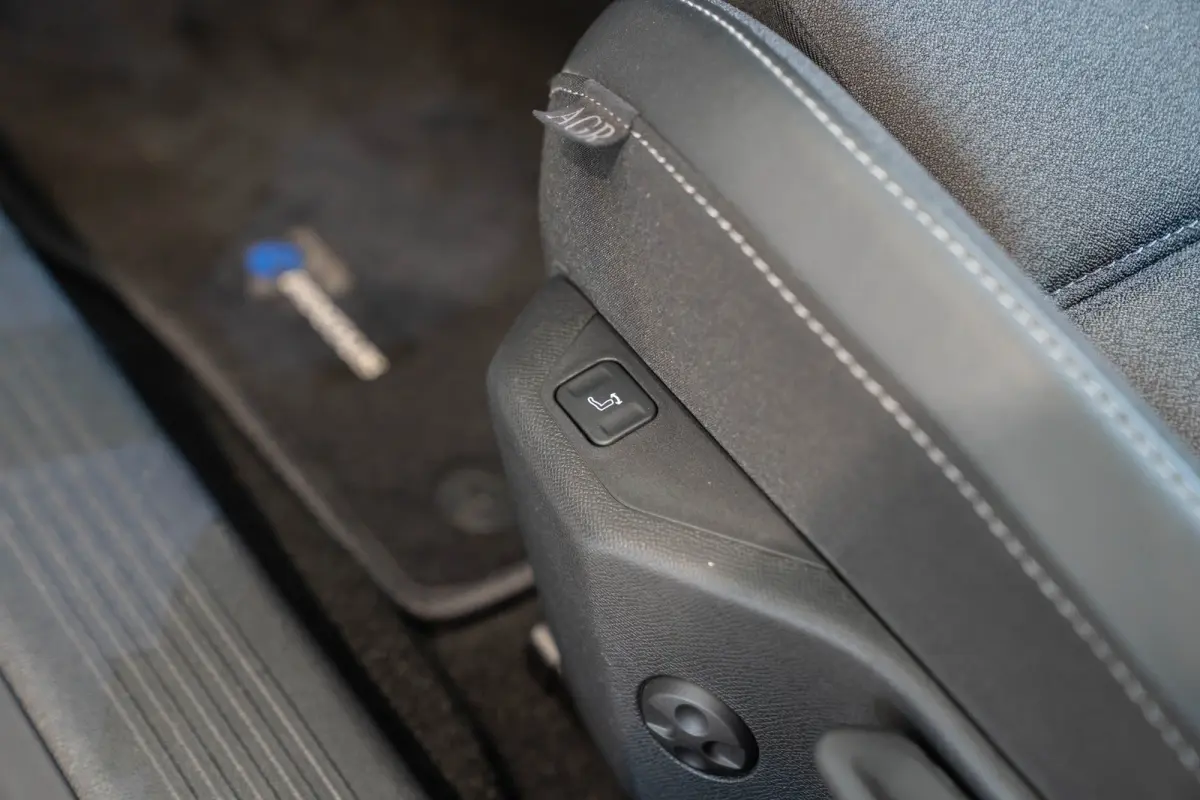 1.6 Turbo Plug-In Hybrid Ultimate | Schuif-Kanteldak | Head-Up | Stoel & Stuurverwarming | Camera | Climate Controle | Navigatie | Inductief laden |