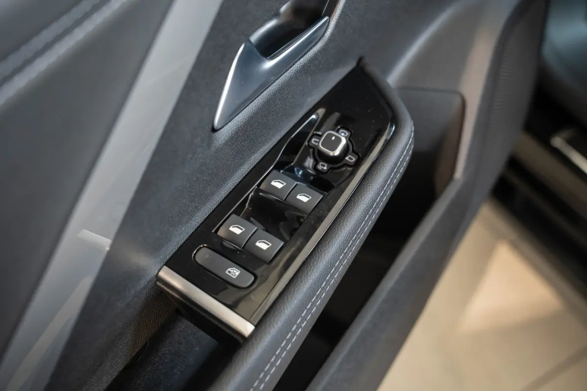 1.6 Turbo Plug-In Hybrid Ultimate | Schuif-Kanteldak | Head-Up | Stoel & Stuurverwarming | Camera | Climate Controle | Navigatie | Inductief laden |