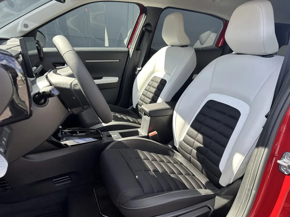 Max 113pk Comfort Range 44 kWh (Camera - Parkeersensoren V+A - LED - Automatische Airco - Navigatie - Apple Carplay - Two Tone))