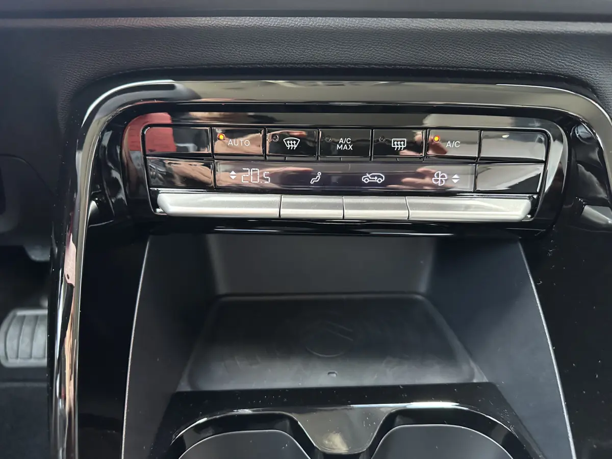 Max 113pk Comfort Range 44 kWh (Camera - Parkeersensoren V+A - LED - Automatische Airco - Navigatie - Apple Carplay - Two Tone))