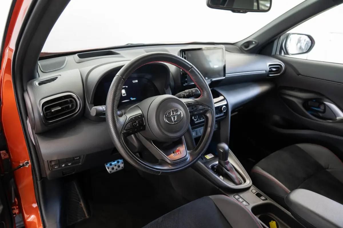1.5 Hybrid GR Sport | Trekhaak | Alcantara | Stoel & Stuurverwarming | Navigatie | Camera | Apple Carplay & Android Auto |
