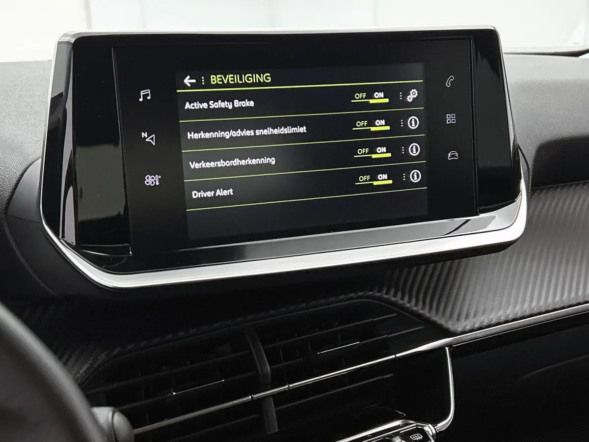 SUV Allure Pack 130pk | Navigatie via Apple Carplay / Android Auto | Achteruitrijcamera | 3D Cockpit | Climate Control | Cruise Control | Led koplampen | Parkeersensoren | Keyless start | Bl