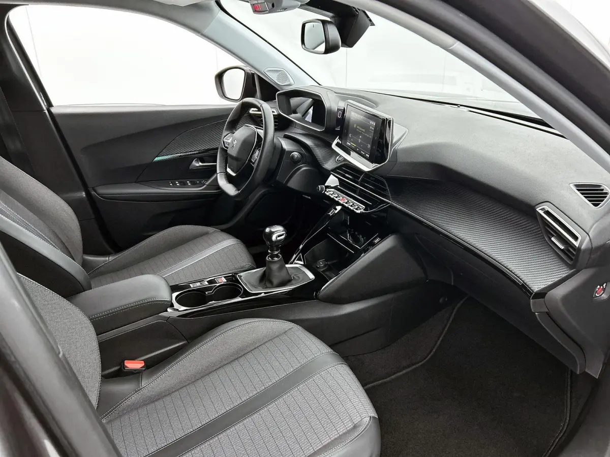 SUV Allure Pack 130pk | Navigatie via Apple Carplay / Android Auto | Achteruitrijcamera | 3D Cockpit | Climate Control | Cruise Control | Led koplampen | Parkeersensoren | Keyless start | Bl