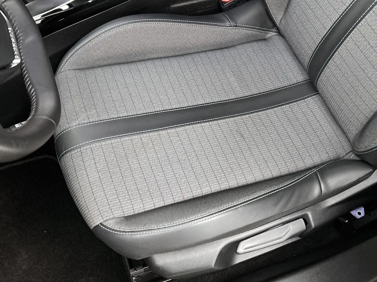 SUV Allure Pack 130pk | Navigatie via Apple Carplay / Android Auto | Achteruitrijcamera | 3D Cockpit | Climate Control | Cruise Control | Led koplampen | Parkeersensoren | Keyless start | Bl