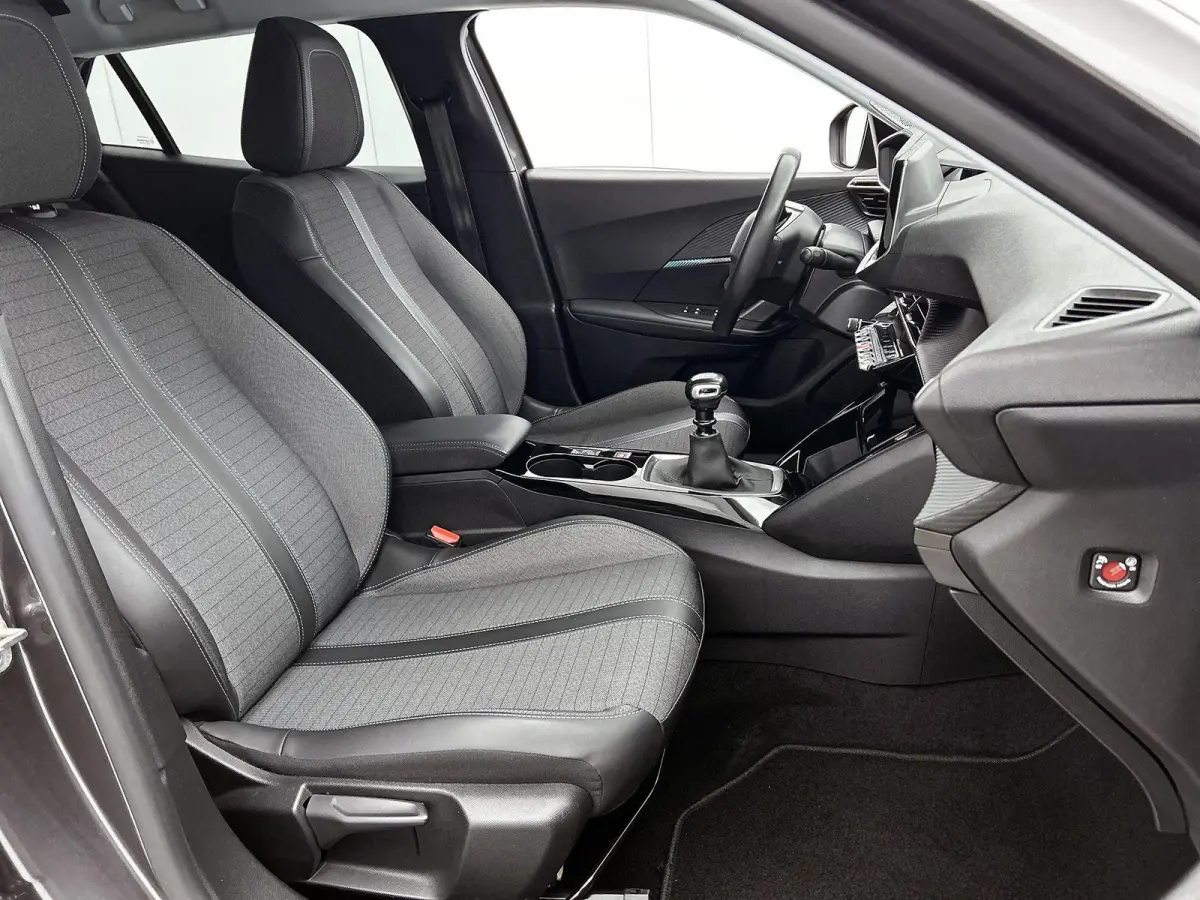 SUV Allure Pack 130pk | Navigatie via Apple Carplay / Android Auto | Achteruitrijcamera | 3D Cockpit | Climate Control | Cruise Control | Led koplampen | Parkeersensoren | Keyless start | Bl