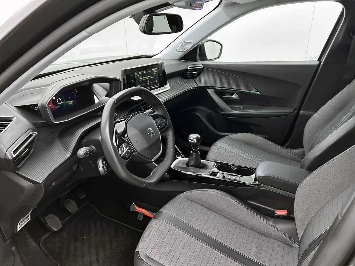 SUV Allure Pack 130pk | Navigatie via Apple Carplay / Android Auto | Achteruitrijcamera | 3D Cockpit | Climate Control | Cruise Control | Led koplampen | Parkeersensoren | Keyless start | Bl