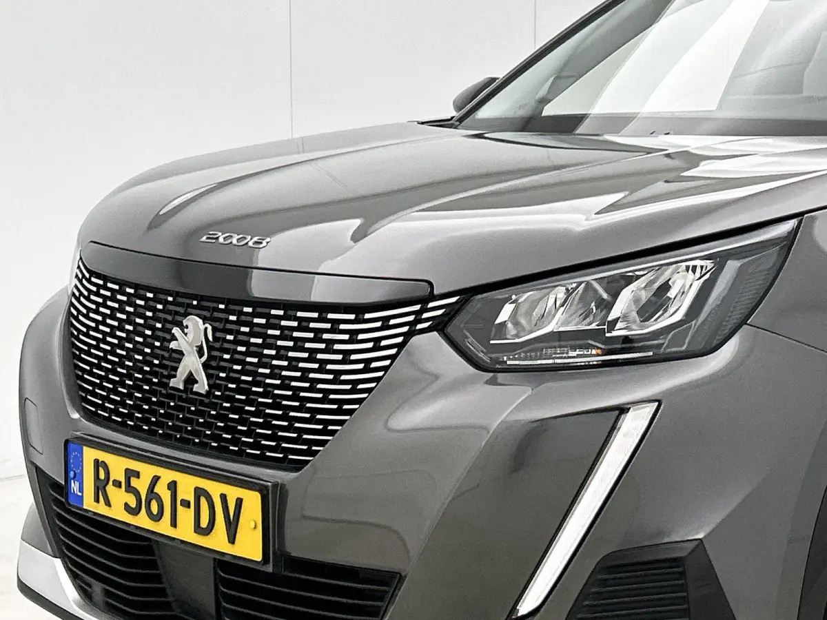 SUV Allure Pack 130pk | Navigatie via Apple Carplay / Android Auto | Achteruitrijcamera | 3D Cockpit | Climate Control | Cruise Control | Led koplampen | Parkeersensoren | Keyless start | Bl