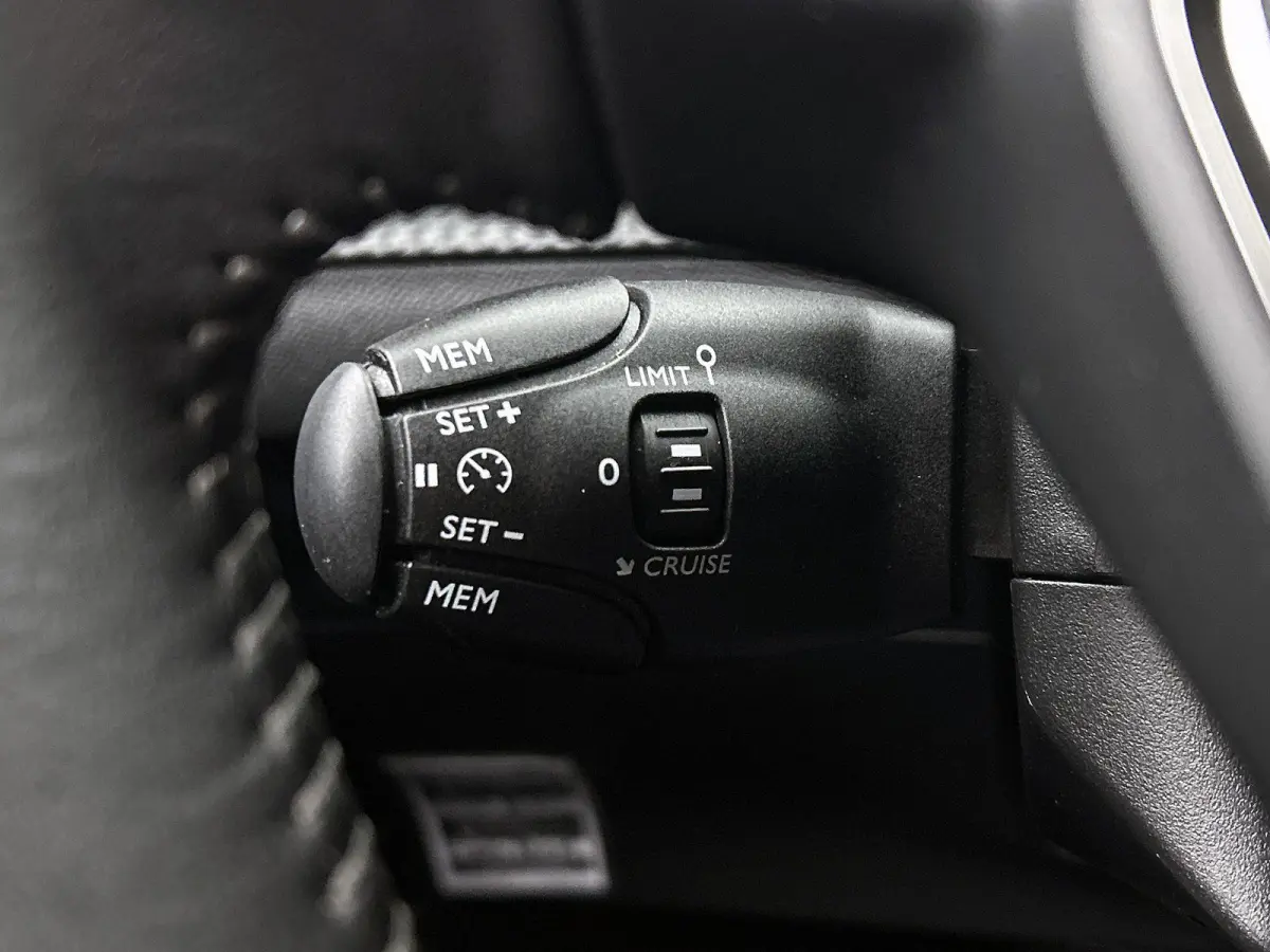 SUV Allure Pack 130pk | Navigatie via Apple Carplay / Android Auto | Achteruitrijcamera | 3D Cockpit | Climate Control | Cruise Control | Led koplampen | Parkeersensoren | Keyless start | Bl