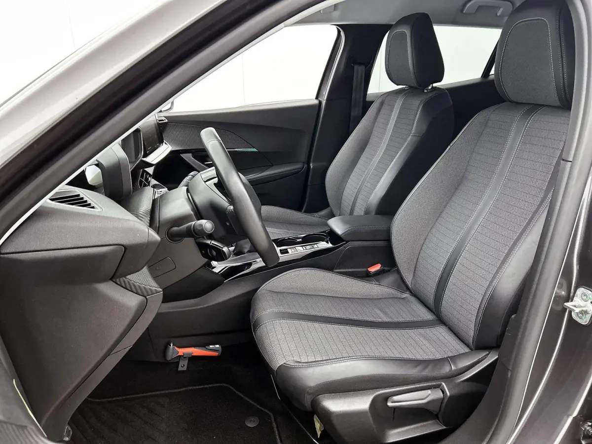 SUV Allure Pack 130pk | Navigatie via Apple Carplay / Android Auto | Achteruitrijcamera | 3D Cockpit | Climate Control | Cruise Control | Led koplampen | Parkeersensoren | Keyless start | Bl