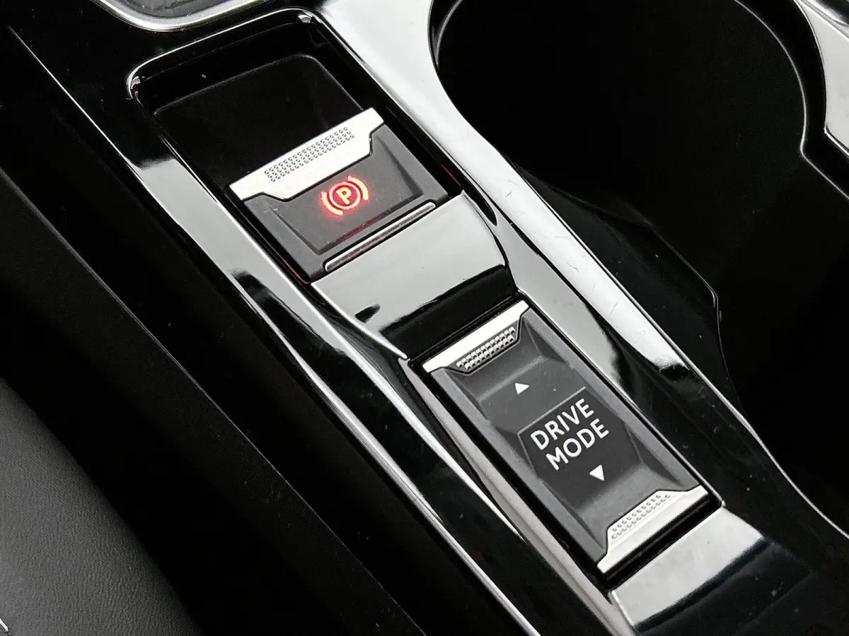 SUV Allure Pack 130pk | Navigatie via Apple Carplay / Android Auto | Achteruitrijcamera | 3D Cockpit | Climate Control | Cruise Control | Led koplampen | Parkeersensoren | Keyless start | Bl