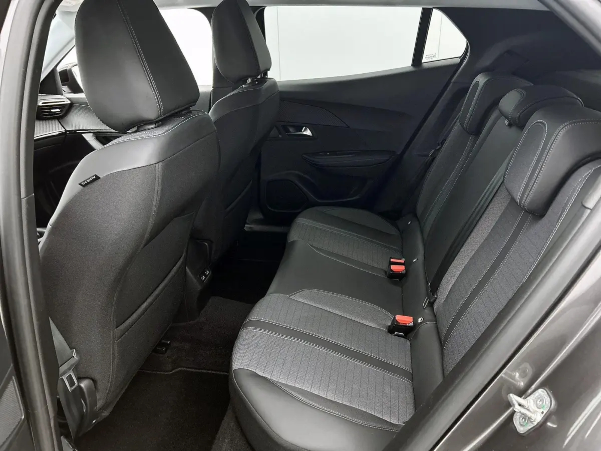 SUV Allure Pack 130pk | Navigatie via Apple Carplay / Android Auto | Achteruitrijcamera | 3D Cockpit | Climate Control | Cruise Control | Led koplampen | Parkeersensoren | Keyless start | Bl