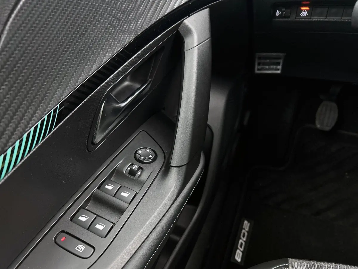 SUV Allure Pack 130pk | Navigatie via Apple Carplay / Android Auto | Achteruitrijcamera | 3D Cockpit | Climate Control | Cruise Control | Led koplampen | Parkeersensoren | Keyless start | Bl