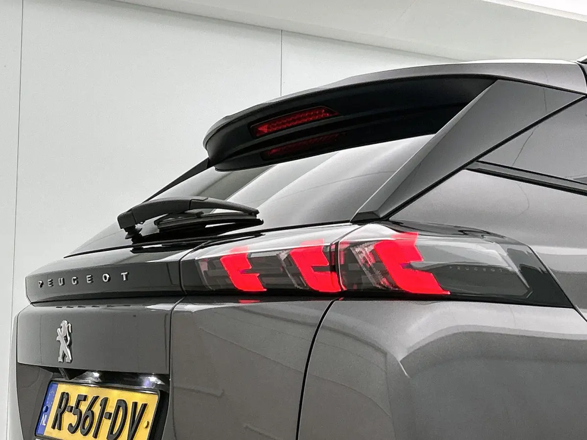 SUV Allure Pack 130pk | Navigatie via Apple Carplay / Android Auto | Achteruitrijcamera | 3D Cockpit | Climate Control | Cruise Control | Led koplampen | Parkeersensoren | Keyless start | Bl