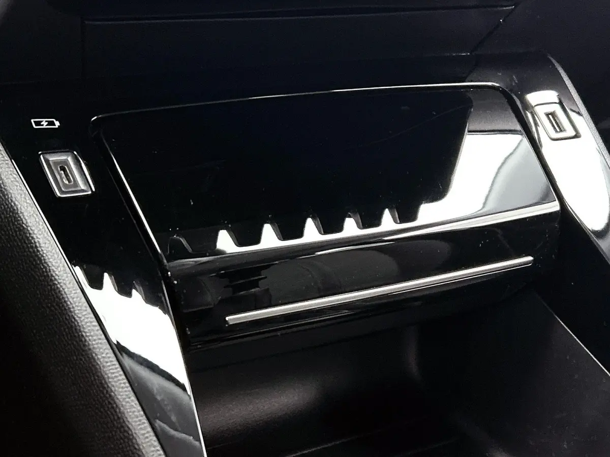 SUV Allure Pack 130pk | Navigatie via Apple Carplay / Android Auto | Achteruitrijcamera | 3D Cockpit | Climate Control | Cruise Control | Led koplampen | Parkeersensoren | Keyless start | Bl