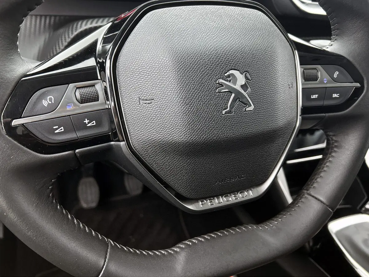 SUV Allure Pack 130pk | Navigatie via Apple Carplay / Android Auto | Achteruitrijcamera | 3D Cockpit | Climate Control | Cruise Control | Led koplampen | Parkeersensoren | Keyless start | Bl