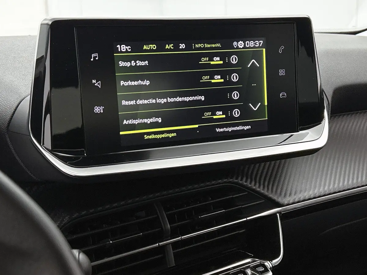 SUV Allure Pack 130pk | Navigatie via Apple Carplay / Android Auto | Achteruitrijcamera | 3D Cockpit | Climate Control | Cruise Control | Led koplampen | Parkeersensoren | Keyless start | Bl