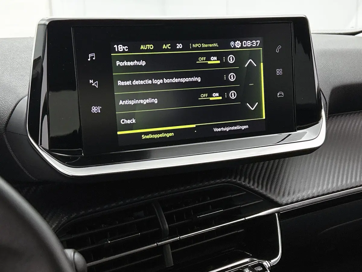 SUV Allure Pack 130pk | Navigatie via Apple Carplay / Android Auto | Achteruitrijcamera | 3D Cockpit | Climate Control | Cruise Control | Led koplampen | Parkeersensoren | Keyless start | Bl