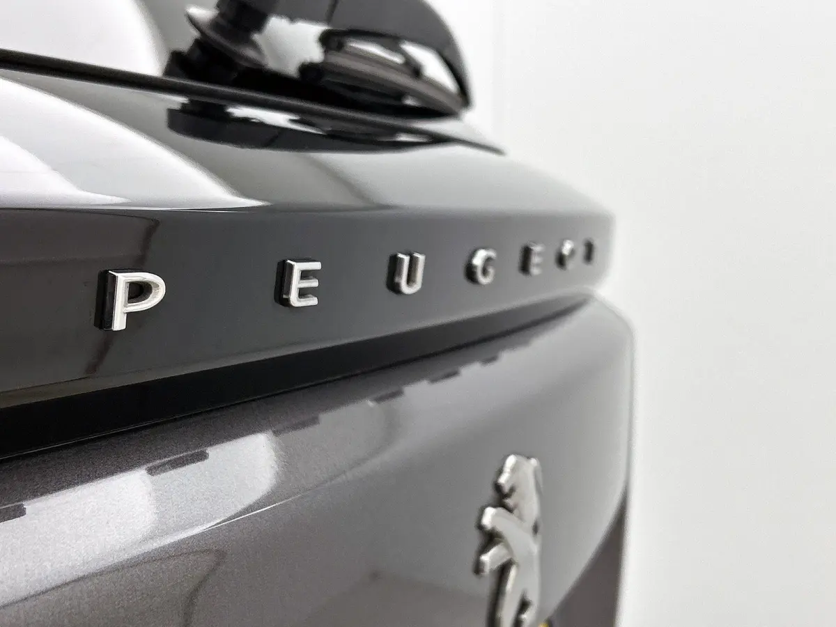 SUV Allure Pack 130pk | Navigatie via Apple Carplay / Android Auto | Achteruitrijcamera | 3D Cockpit | Climate Control | Cruise Control | Led koplampen | Parkeersensoren | Keyless start | Bl