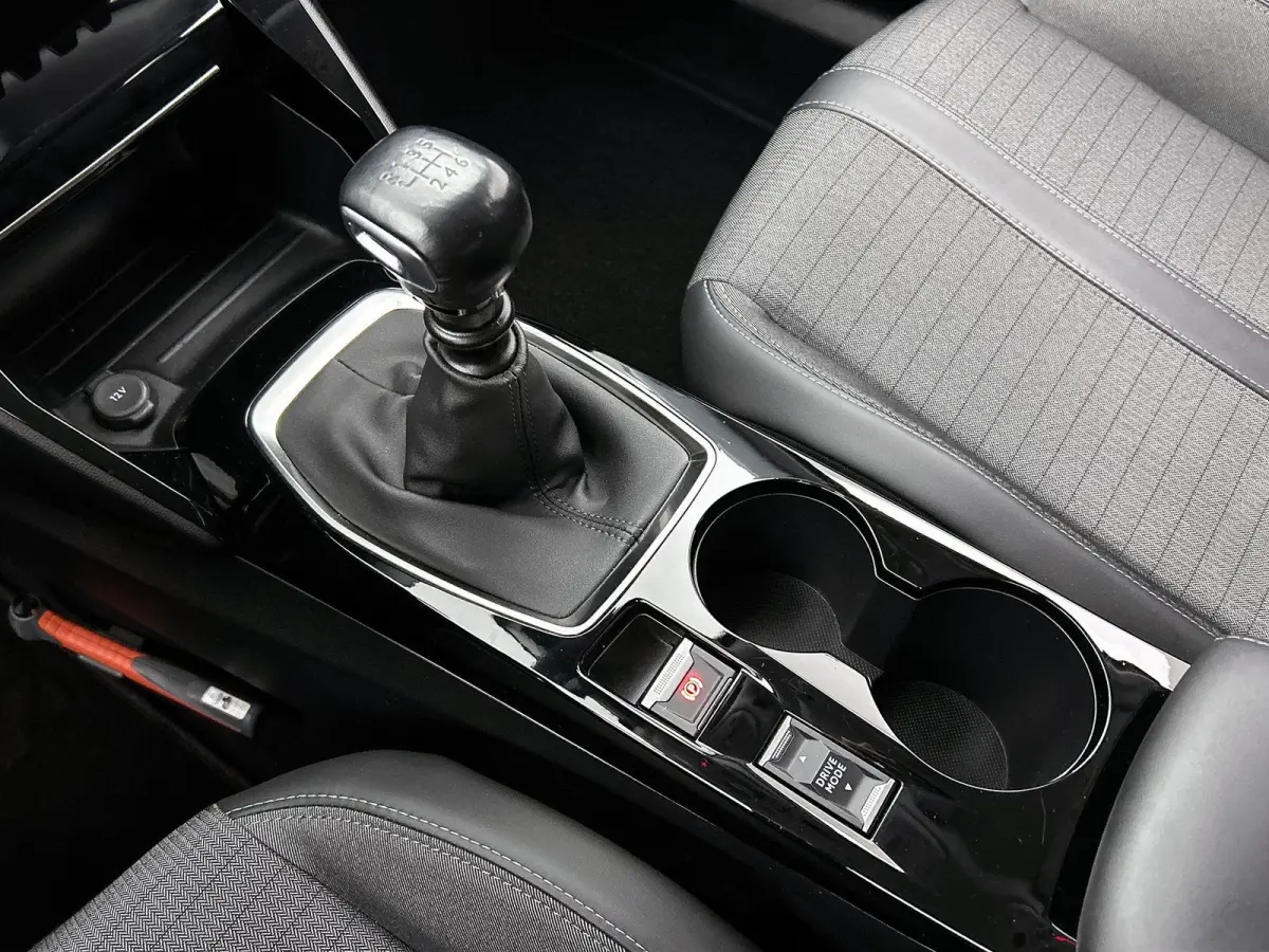 SUV Allure Pack 130pk | Navigatie via Apple Carplay / Android Auto | Achteruitrijcamera | 3D Cockpit | Climate Control | Cruise Control | Led koplampen | Parkeersensoren | Keyless start | Bl