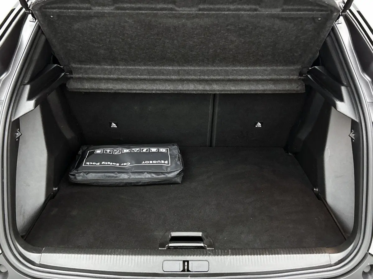 SUV Allure Pack 130pk | Navigatie via Apple Carplay / Android Auto | Achteruitrijcamera | 3D Cockpit | Climate Control | Cruise Control | Led koplampen | Parkeersensoren | Keyless start | Bl