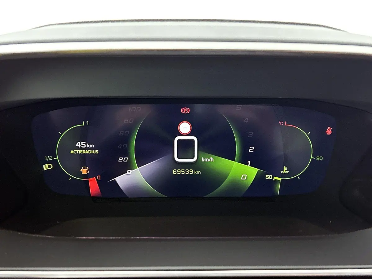 SUV Allure Pack 130pk | Navigatie via Apple Carplay / Android Auto | Achteruitrijcamera | 3D Cockpit | Climate Control | Cruise Control | Led koplampen | Parkeersensoren | Keyless start | Bl