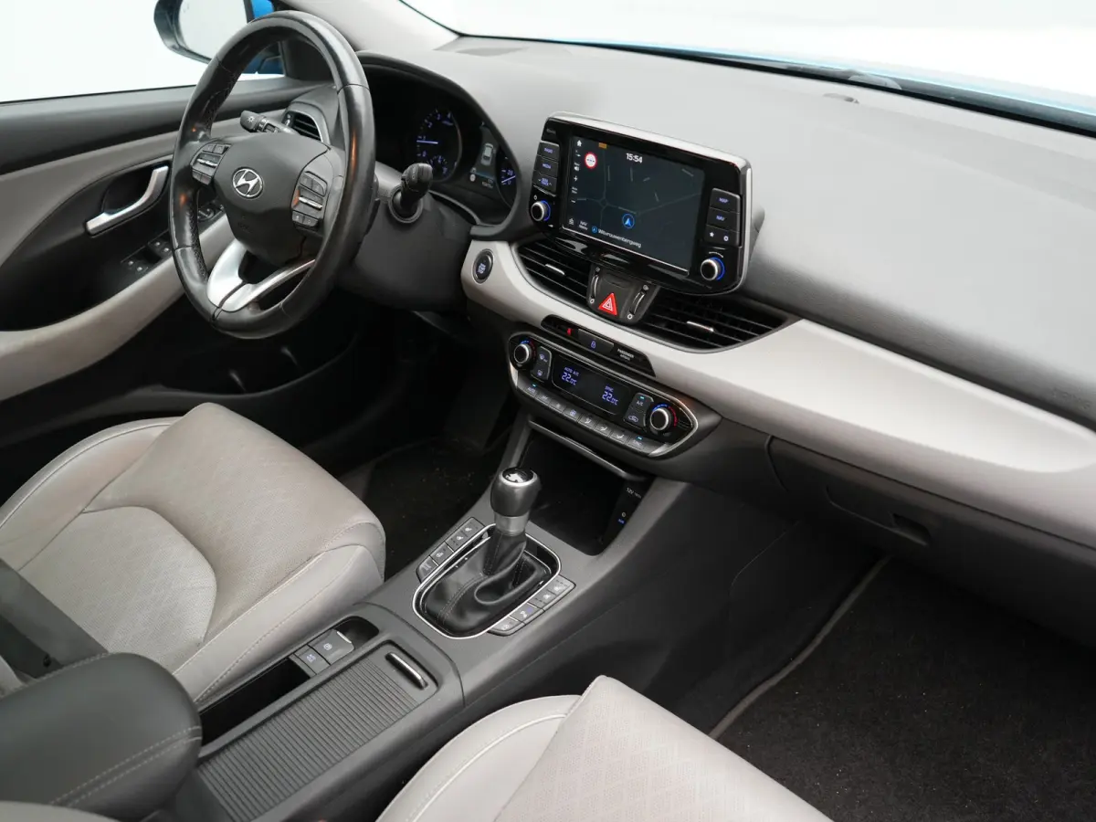 1.4 T-GDI Premium 141pk | Panodak | Adaptive Cruise | Camera | Lederen Sportstoelen Memory & Ventilatie | Keyless | BLIS | Stoelen & Stuur Verwarmd | LED Koplampen | Navigatie | DAB |