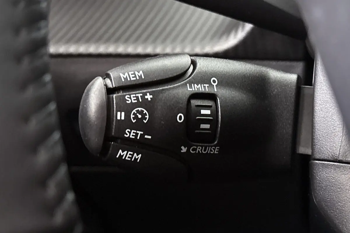 EV Allure 50 kWh Keyless Apple CarPlay 17"
